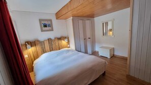 4 habitaciones, escritorio y tabla de planchar con plancha 