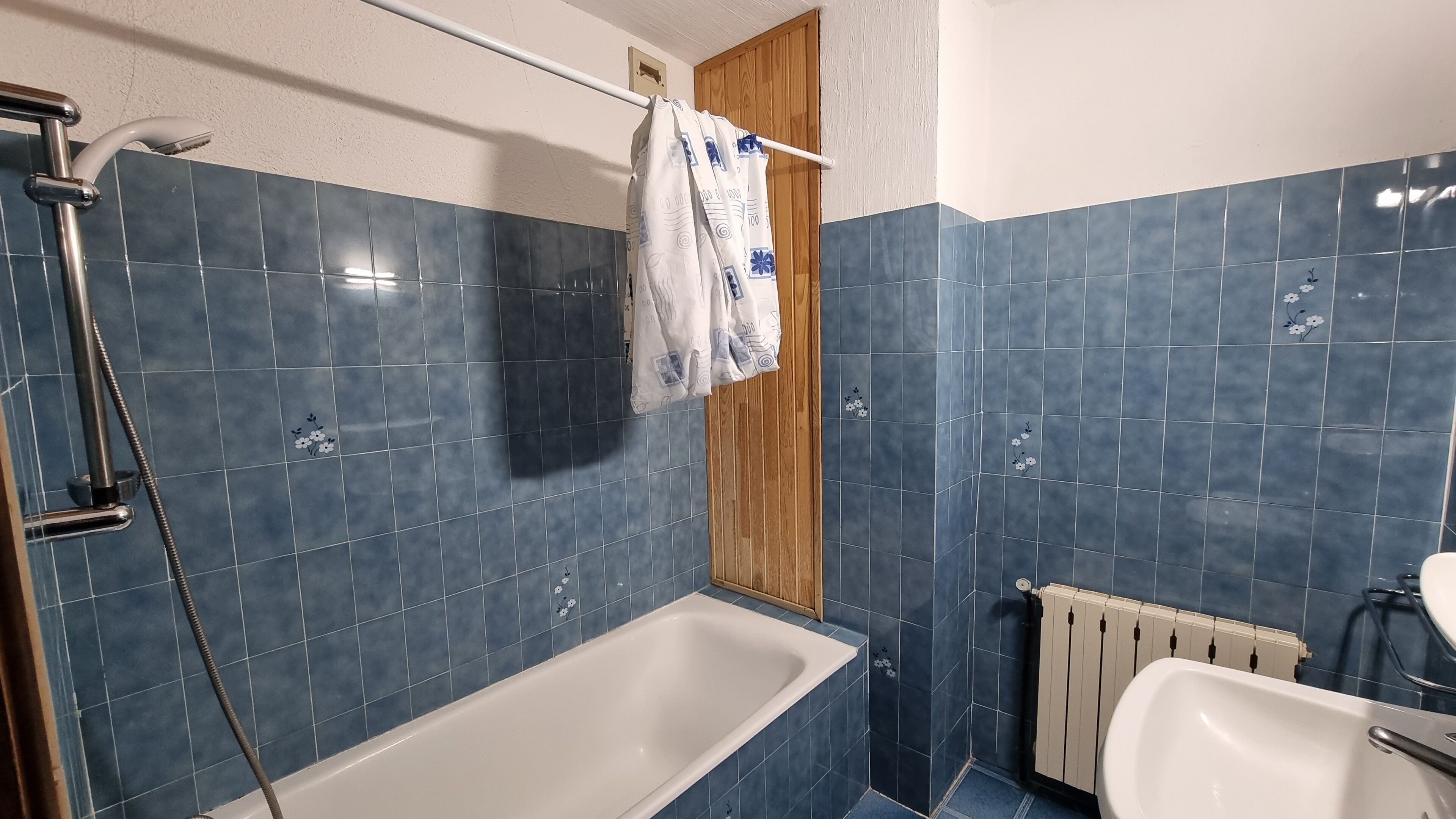 Ein Badezimmer mit Badewanne, Dusche und Waschbecken.