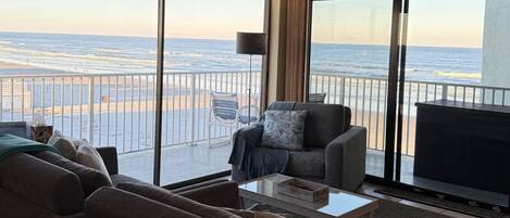 智能电视、DVD 播放器、书、影片库