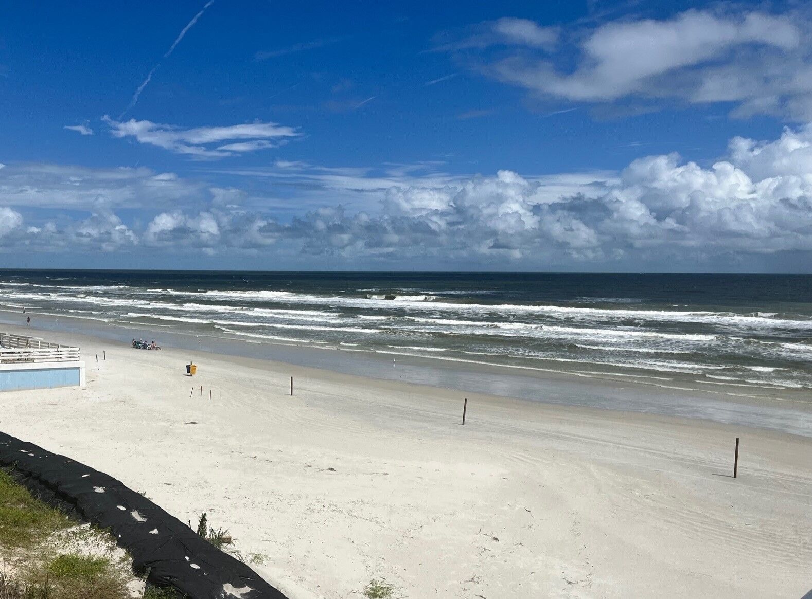 På stranden, liggestole, badehåndklæder