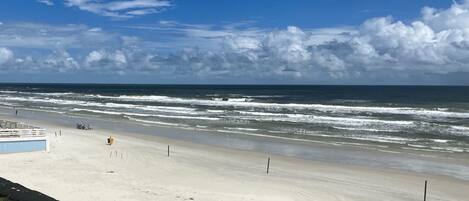 På stranden, liggestole, badehåndklæder