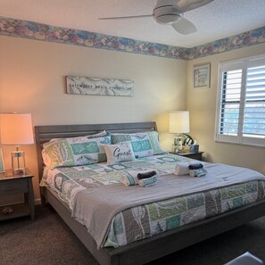 1 slaapkamer, een kluis op de kamer, een bureau