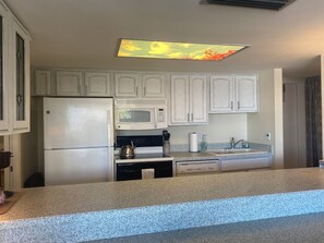 Een koelkast, een microgolfoven, een oven, een kookplaat