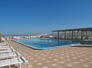 Una piscina al aire libre, una piscina climatizada