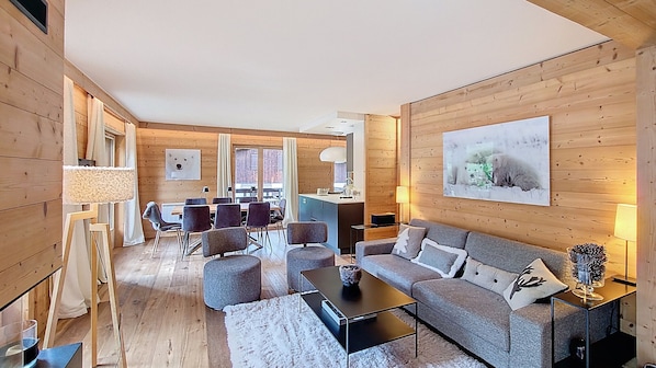 TV, fireplace