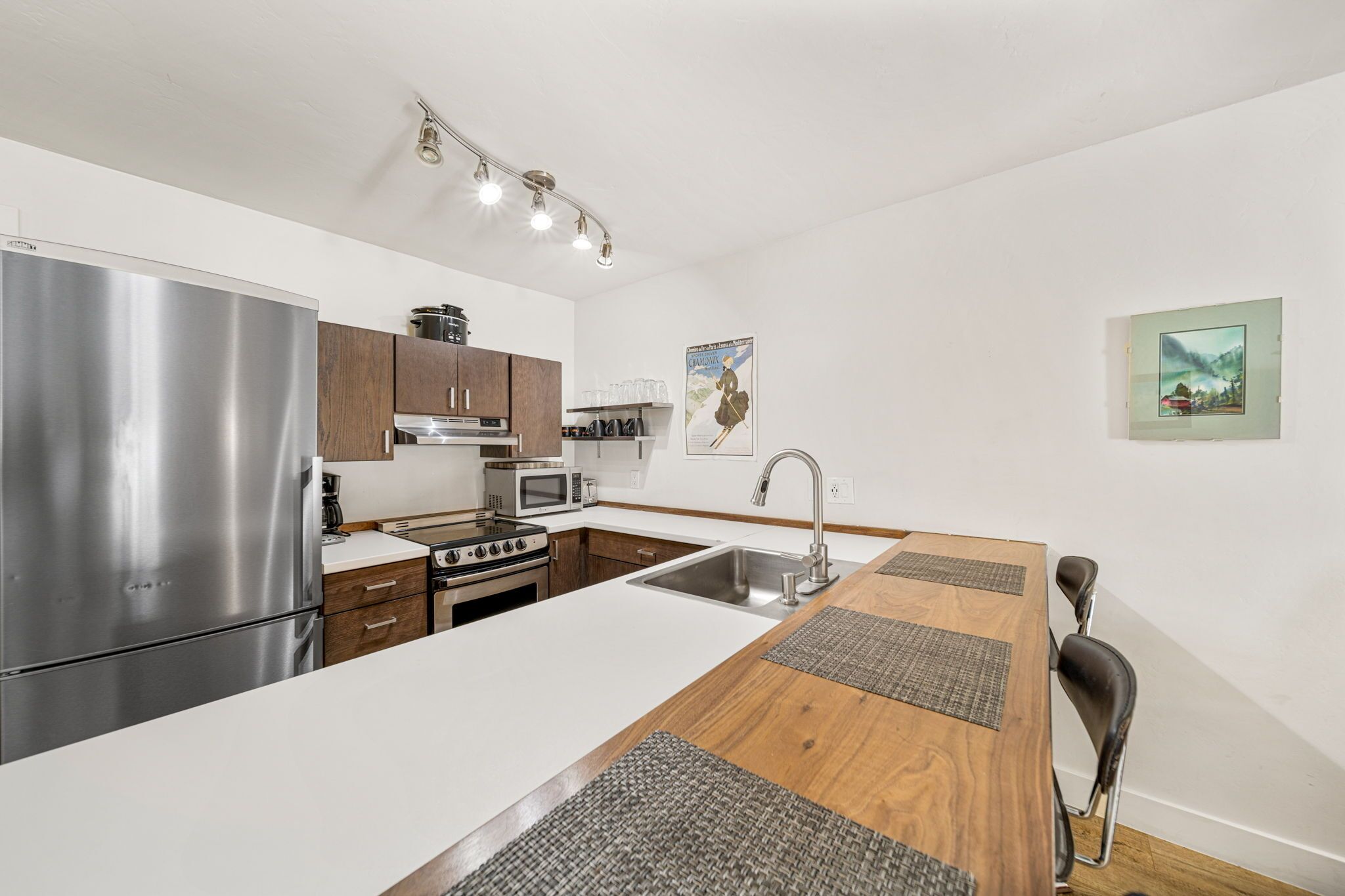 Réfrigérateur, micro-ondes, four, plaque de cuisson