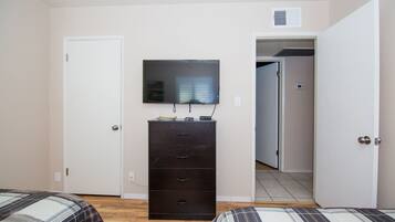 2 bedrooms, iron/ironing board, WiFi, bed sheets