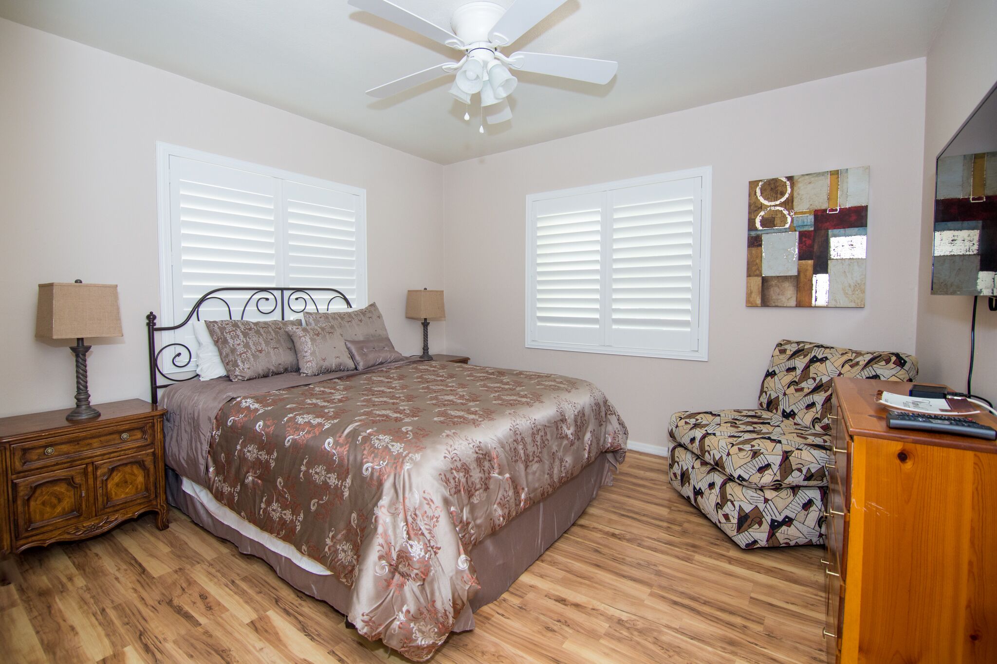 2 多间卧室、熨斗/熨衣板、WiFi、床单