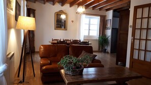 Smart TV, fireplace, books