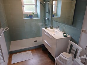 Baignoire, articles de toilette écologiques, séchoir à cheveux