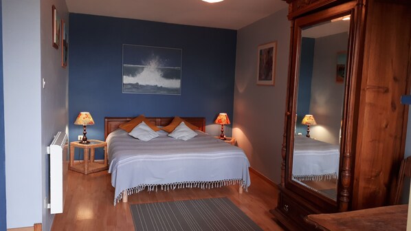 3 bedrooms, desk, iron/ironing board, travel cot