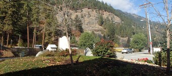 * Recientemente actualizado * Condominio en Alpine Village - ¡Cerca de Walk To Town!
