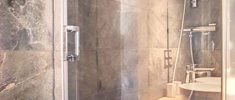 Ducha, secador de pelo, papel higiénico