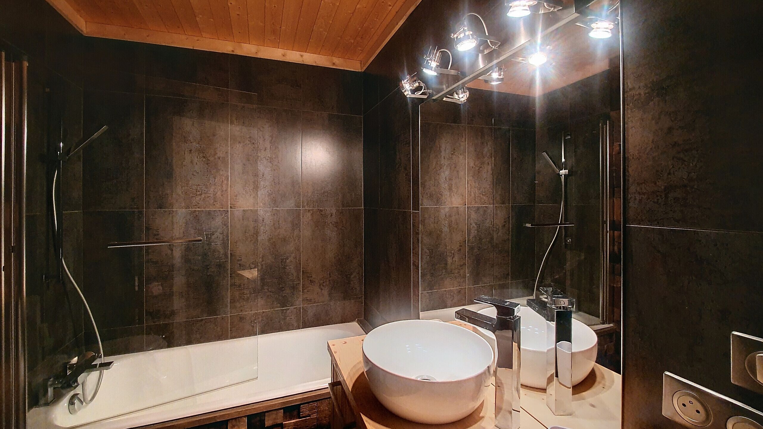 Douche, sèche-cheveux