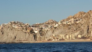 Une ville côtière avec des bâtiments situés sur une falaise surplombant la mer.