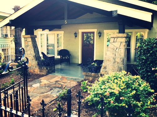 Beautiful Bungalow, walking distance to downtown and Main Street! 