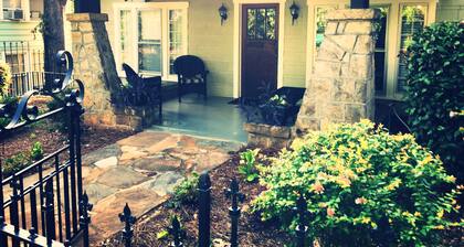 Beautiful Bungalow, walking distance to downtown and Main Street!