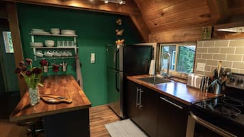 Refrigerador, horno, parrilla de estufa y cafetera y tetera