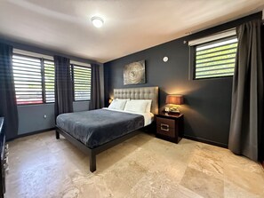 3 Schlafzimmer, Betten mit Memory-Foam-Matratzen, Schreibtisch