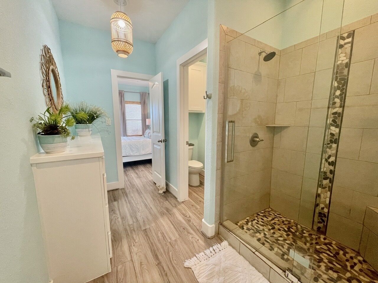 Une salle de bain avec une douche, des toilettes et un lavabo.
