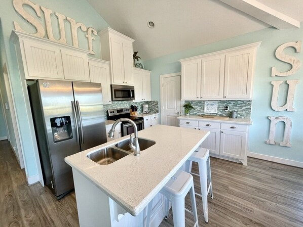 Réfrigérateur, four à micro-ondes, un four, surface de cuisson