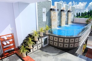 Kolam renang terbuka 