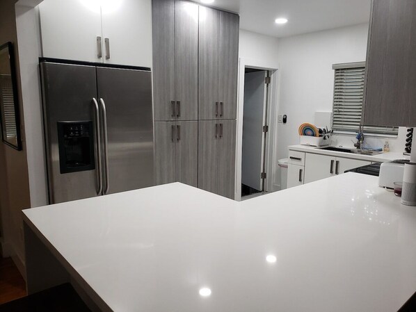 Fridge, microwave, oven, stovetop - Modern 4BR/2BA Miami Haven (Miami)