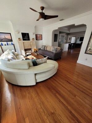 TV - Modern 4BR/2BA Miami Haven (Miami)