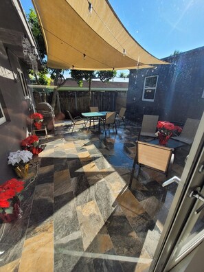 Outdoor dining - Modern 4BR/2BA Miami Haven (Miami)