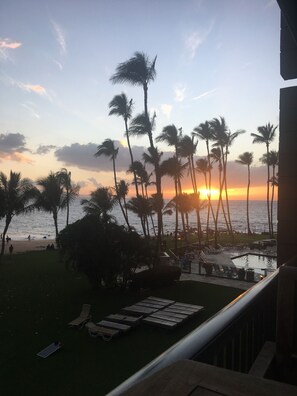 Property grounds - Oceanfront 2 bed 2ba, pool, beach access, family friendly, sunset views. (Kihei)