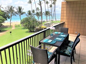 Outdoor dining - Oceanfront 2 bed 2ba, pool, beach access, family friendly, sunset views. (Kihei)