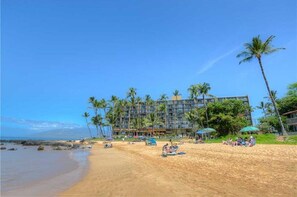 On the beach - Oceanfront 2 bed 2ba, pool, beach access, family friendly, sunset views. (Kihei)