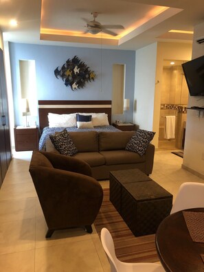 Een kluis op de kamer, een strijkplank/strijkijzer, gratis wifi