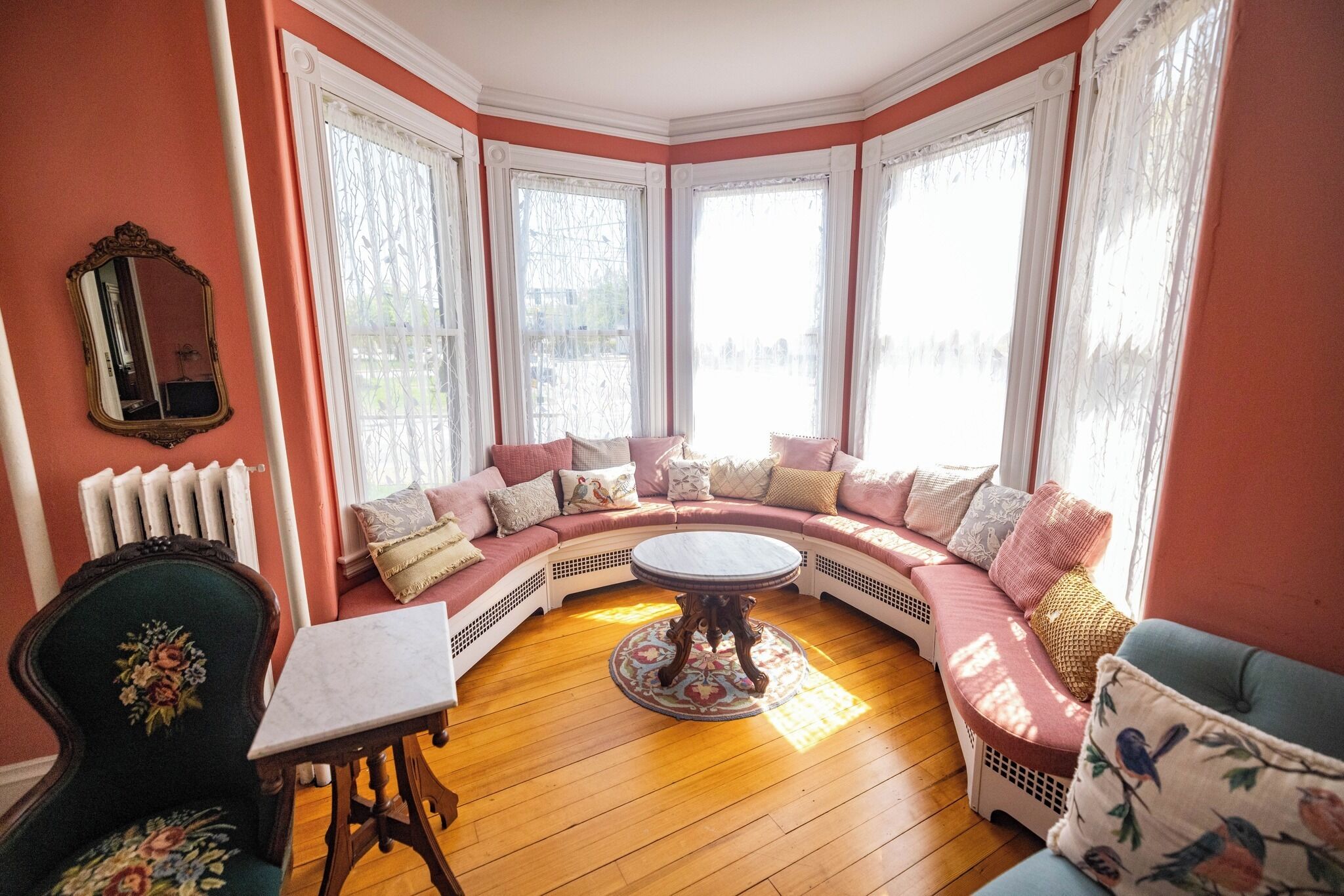 智能電視、壁爐、書籍