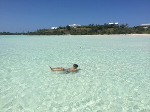 On the beach - Newly renovated condo with golf cart included,  in Bahama Bch Club, Treasure Cay (Treasure cay)