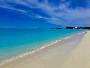 On the beach - Newly renovated condo with golf cart included,  in Bahama Bch Club, Treasure Cay (Treasure cay)