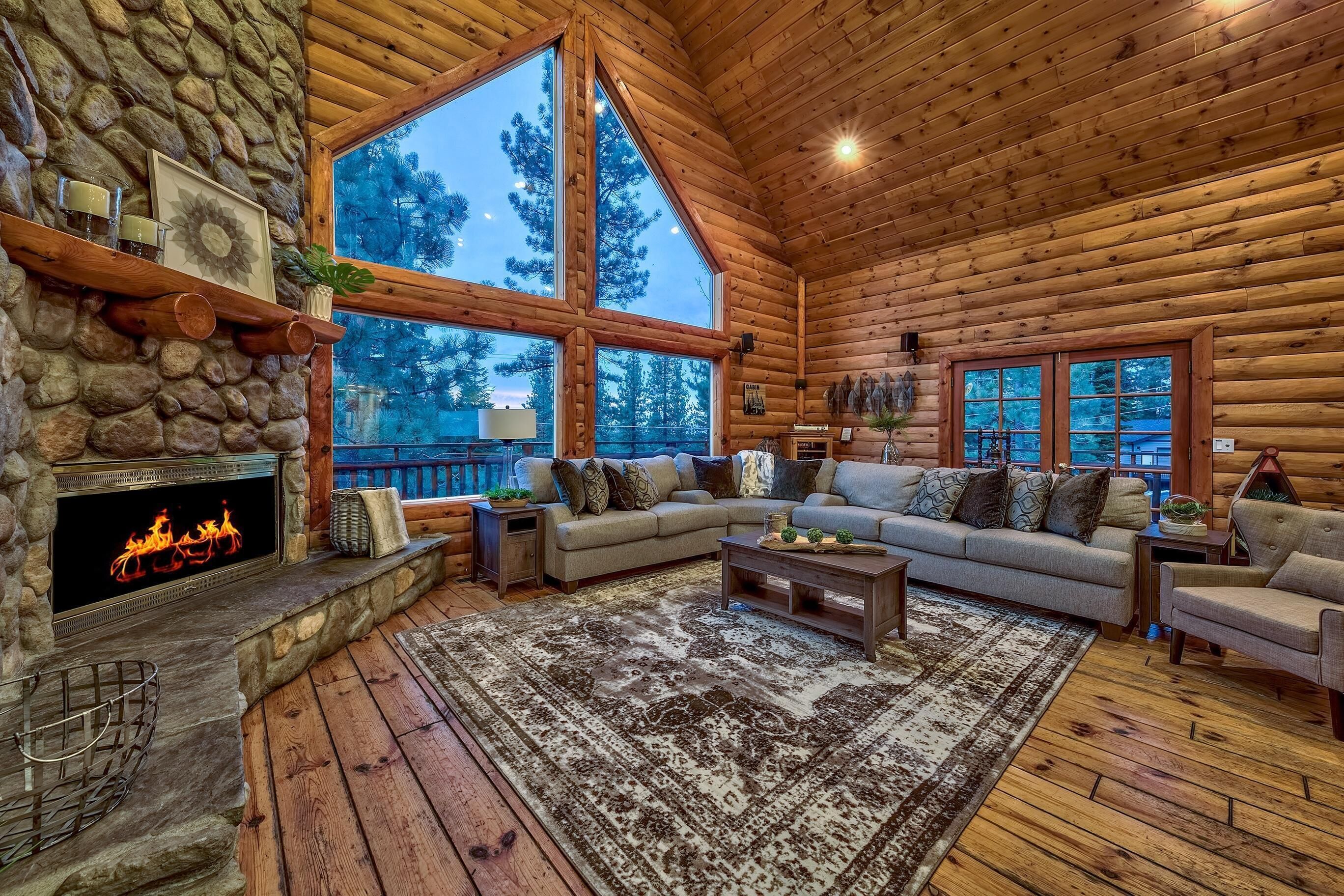 Télévision, cheminée, baby-foot, chaîne hi-fi