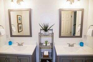 Dusch, hårtork och handdukar