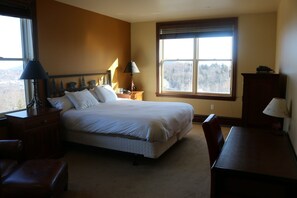 4 室のベッドルーム、デスク、WiFi (無料)、ベッドシーツ