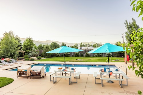 Resort Home, Sleeps up to 20, Pickleball Court, Hot Tub, Pool, Summer Oasis
