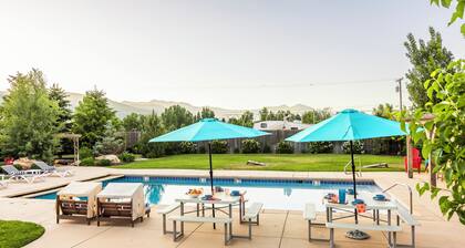 Resort Home, Sleeps up to 20, Pickleball Court, Hot Tub, Pool, Summer Oasis