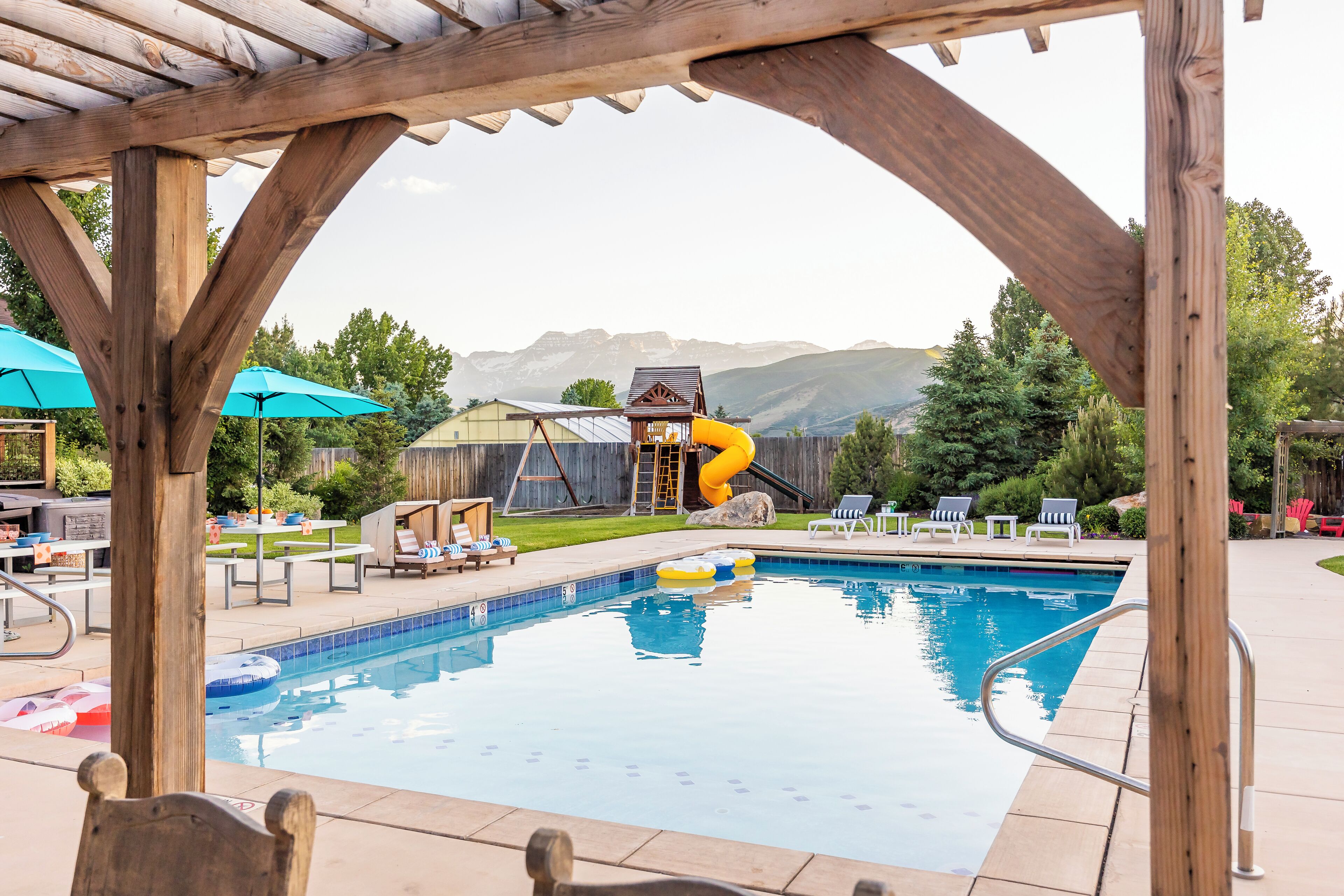 Een buitenzwembad en een verwarmd zwembad