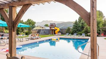 Een buitenzwembad en een verwarmd zwembad