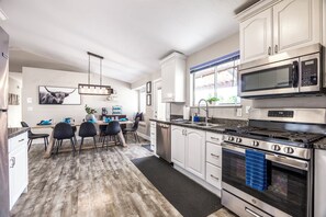 Refrigerador, microondas, horno, placa de cocina