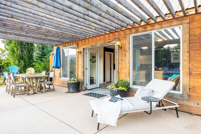 Resort Home, Sleeps up to 20, Pickleball Court, Hot Tub, Pool, Summer Oasis