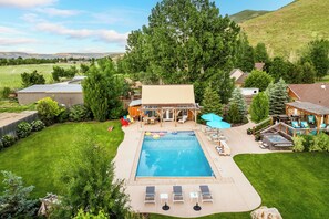 Una piscina al aire libre, una piscina climatizada