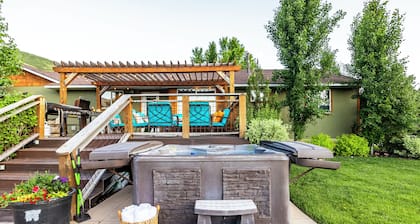 Resort Home, 15 min to Ski Slopes, Sleeps up to 20, Pickleball Court, Hot Tub