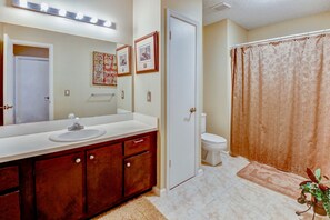 Suihkun ja ammeen yhdistelmä, hiustenkuivaaja, pyyhkeet