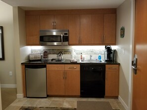 Fridge, microwave, oven, stovetop - Amazing 1B Condo At Winter Park Resort and 150 ft to the Gondola. (Winter Park)