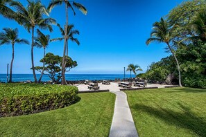 Outdoor dining - 🏖️Desirable Ground Floor Unit | AC & WIFI | Concierge Included (Kailua Kona)